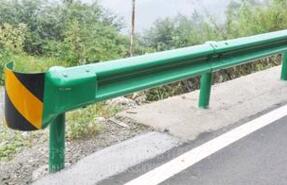 波形護欄與立柱