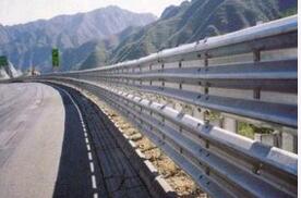公路三波形梁鋼護(hù)欄