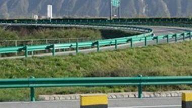 w板防撞波形護欄安裝效果圖