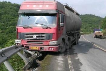 油罐車被波形護(hù)欄卡住