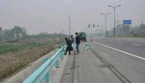 高速公路護欄板安裝
