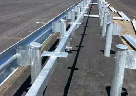 波形防撞護(hù)欄