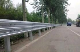 失控貨車夷平300多米高速護欄