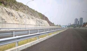 山村公路系上波形防撞護欄安全帶