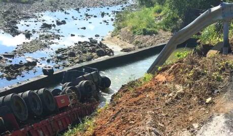 半掛車司機打瞌睡撞波形護欄釀事故