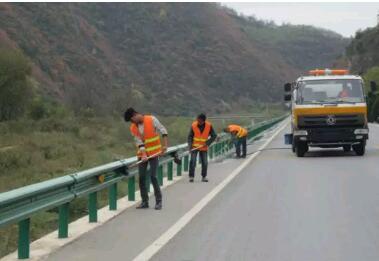 清洗刷新波形護欄