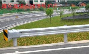 撞壞高速公路波形護欄