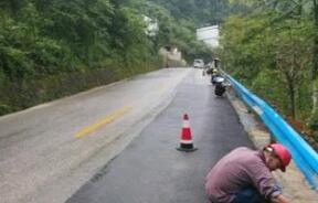 波形護欄用途廣施工現場記者探究竟