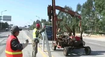 這項(xiàng)道路工程可以有效防止車和人隨意橫穿!