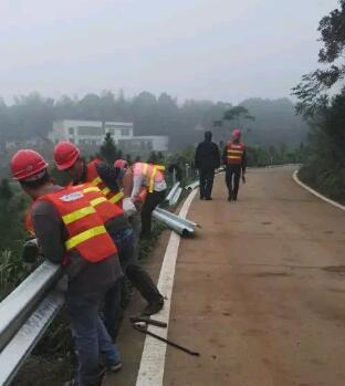 湘潭市全面啟動公路波形護欄安全防護工程