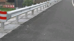 �����o�ڰ��ܵ�ײ���r�������D��