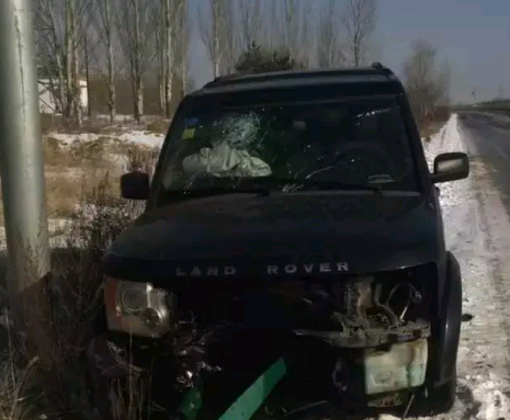 卓資百萬豪車因車速過快,撞向護欄板