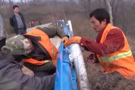 實施波形護(hù)欄防護(hù)工程 確保公路安全