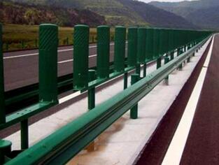 高速路上駕駛波形護欄的安全保障