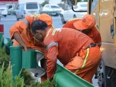 護(hù)欄抬至安裝