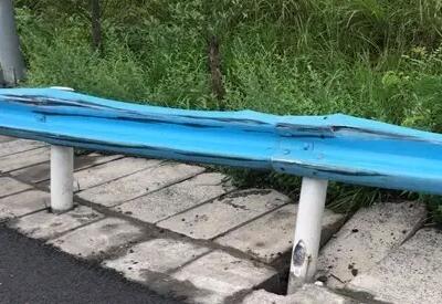 被撞壞的波形護欄