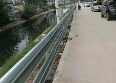 安裝波形防護欄