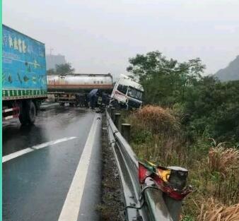 化品槽罐車撞波形護欄