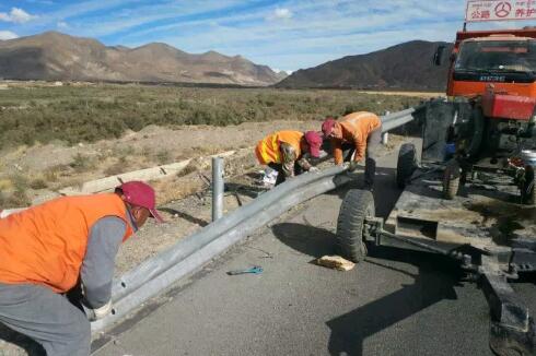 維修波形護欄 ,確保道路安全暢通